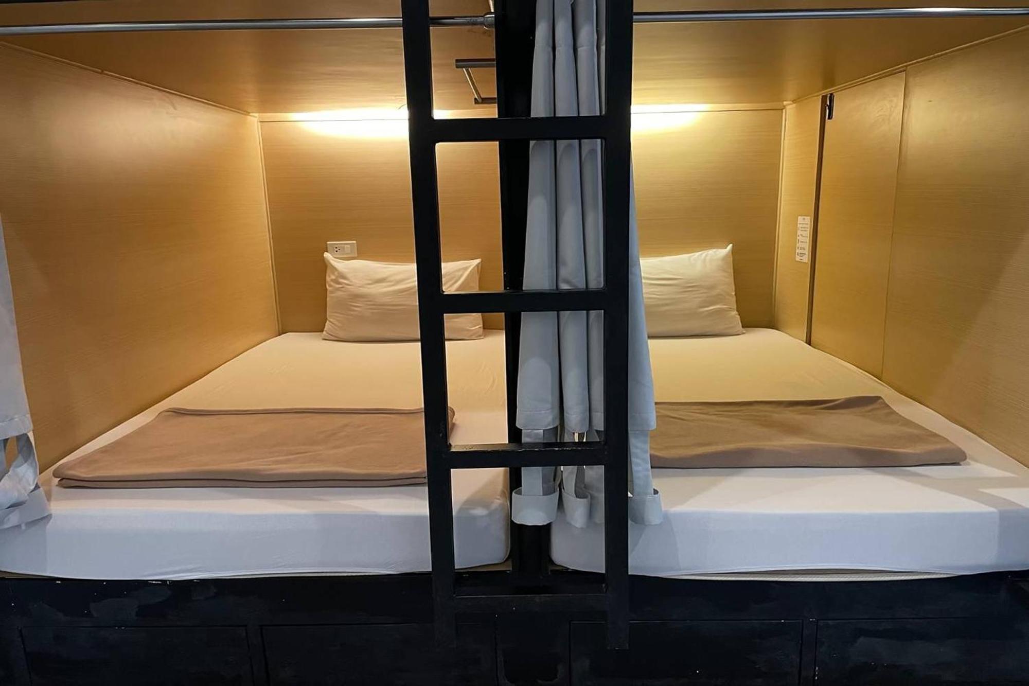 Ora Hostel Bangkok Exterior photo